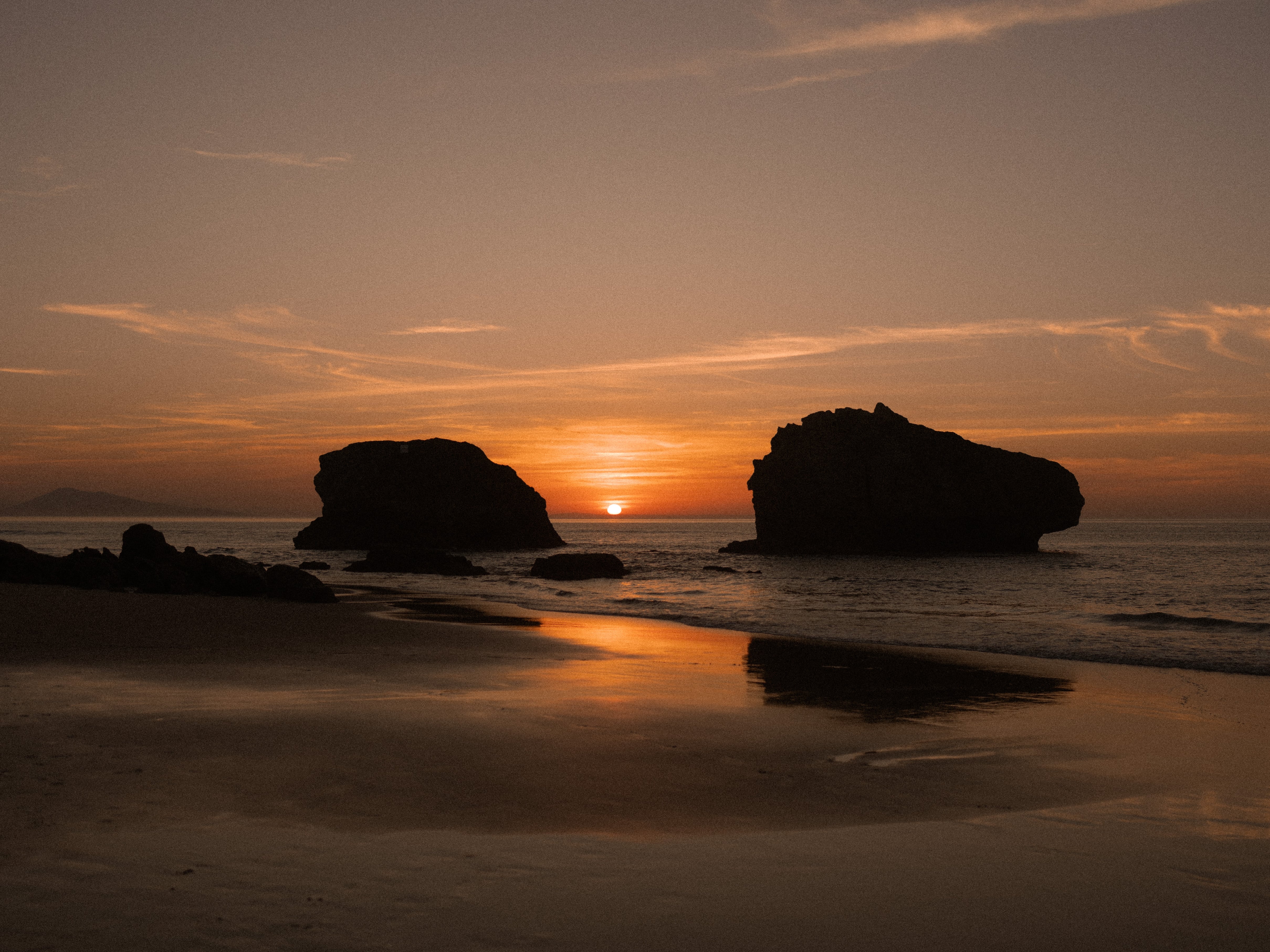 Coucher de soleil sur la plage avec rochers