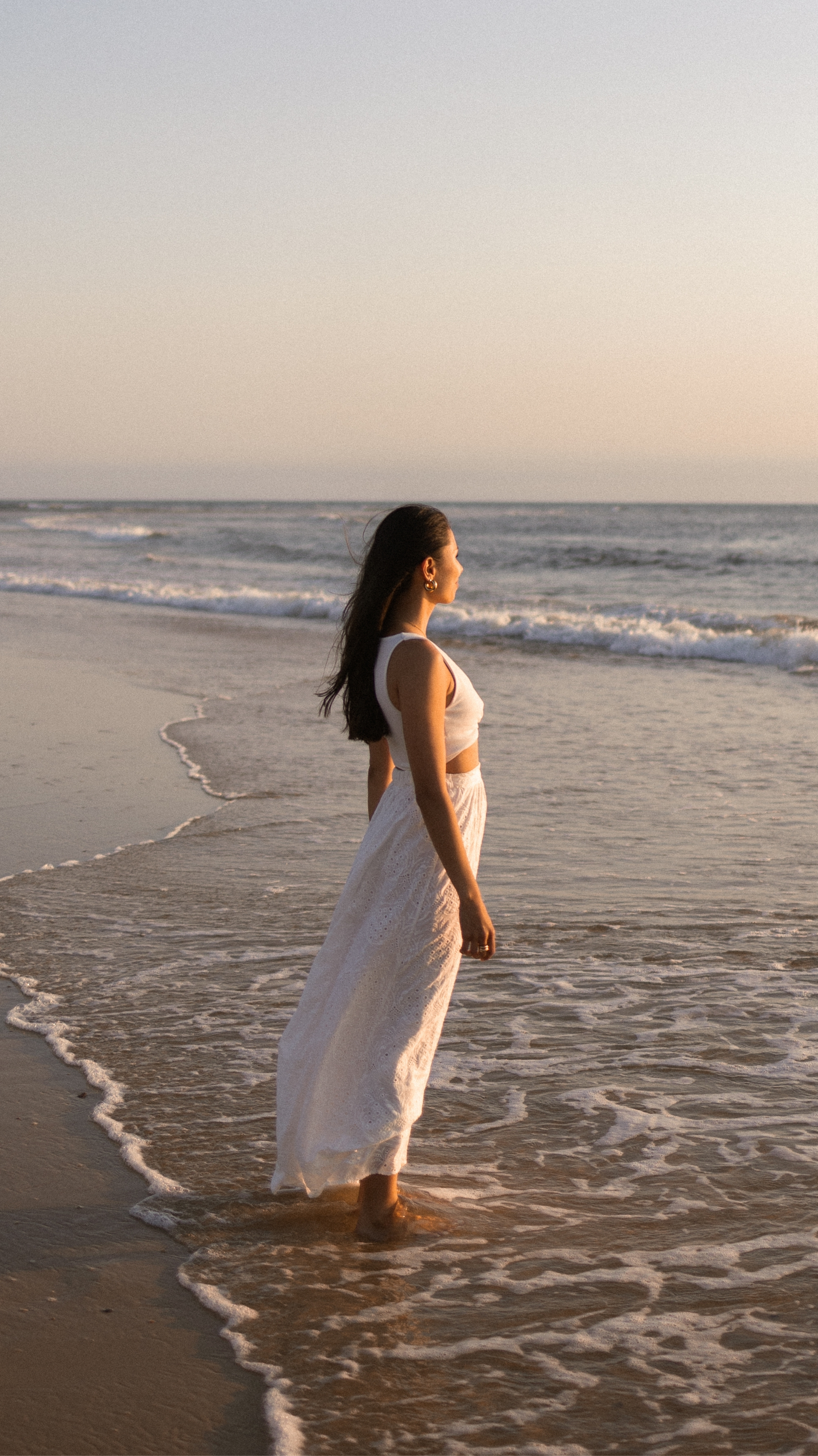 Jeanne sur la plage au coucher de soleil