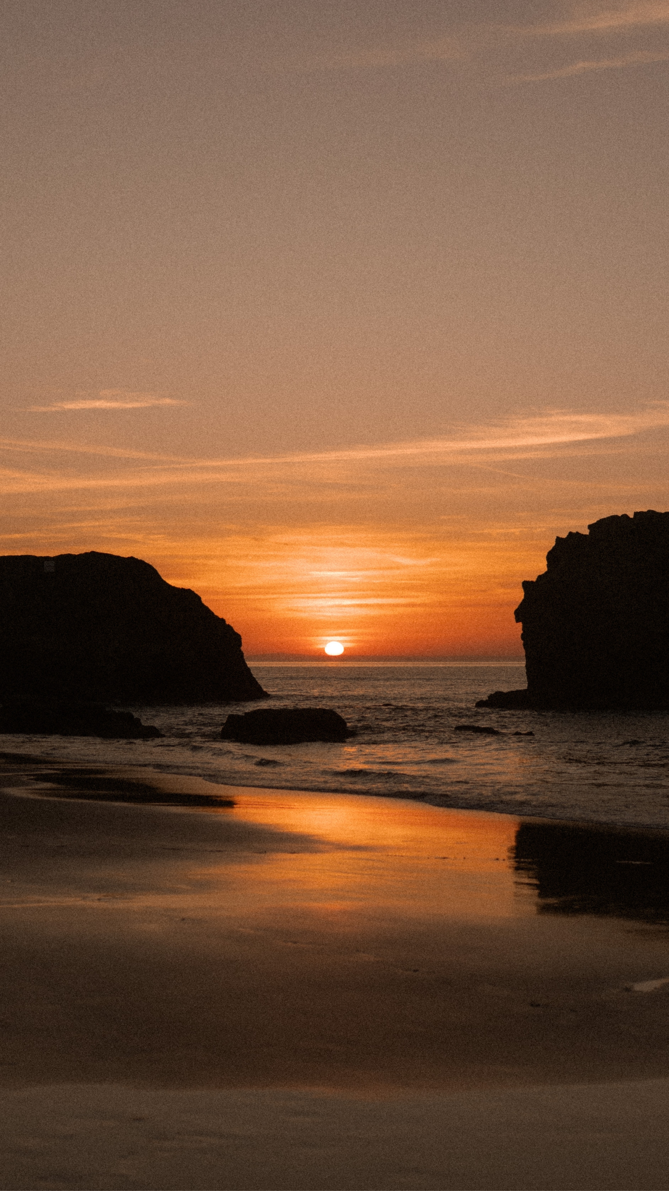 Coucher de soleil sur la plage avec rochers